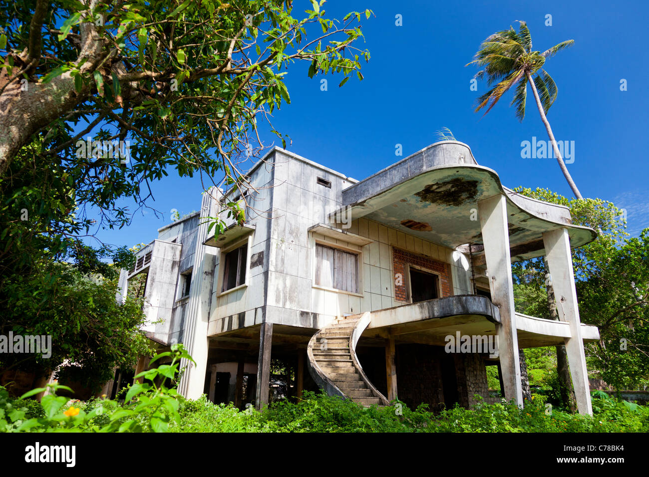 De style colonial français détruits-villa à Kep - Kep Province, Cambodge Banque D'Images