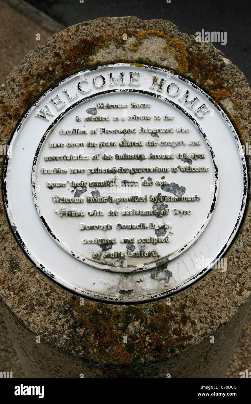 Plaque commémorative intitulée Bienvenue Accueil À Fleetwood Lancashire, autrefois la plus grande flotte de pêche en Angleterre Banque D'Images
