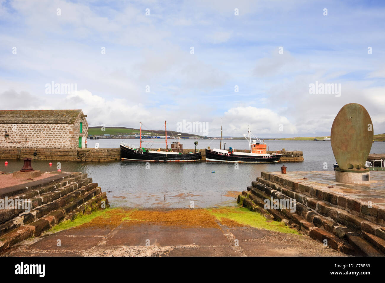 Lerwick, Shetland, Scotland, UK. Hays Dock slipway avec de vieux bateaux amarrés par le quai Banque D'Images