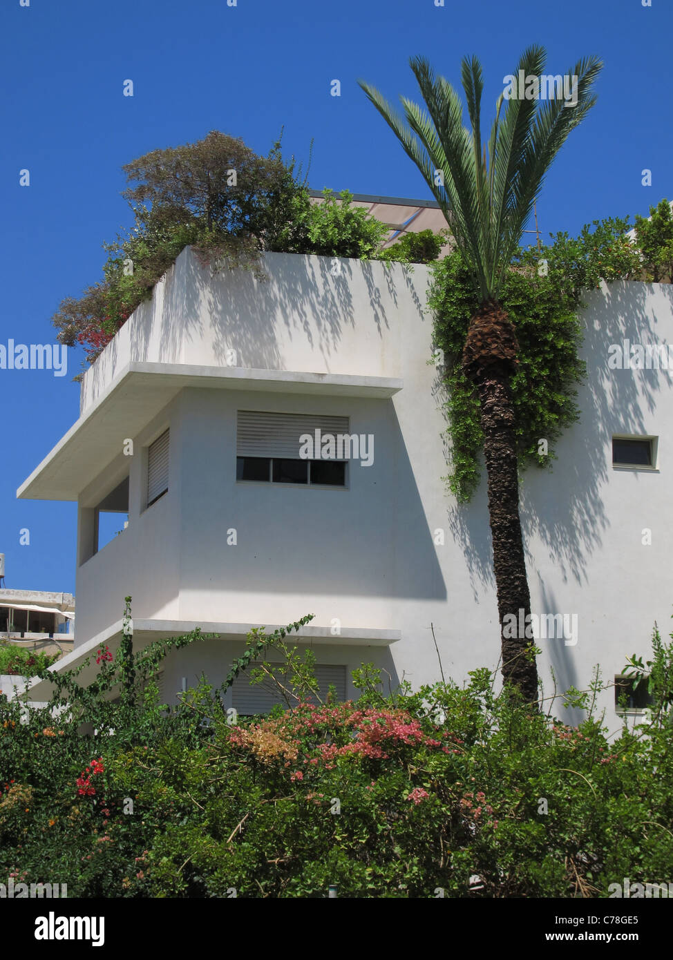 Un vieux bâtiment dans l'architecture du Bauhaus style dans Idelsohn Street downtown Tel Aviv Israël. Tel Aviv est un site classé au Patrimoine Mondial pour son architecture unique, le plus grand montant de 'International' des bâtiments de style Bauhaus dans le monde (4000). Banque D'Images
