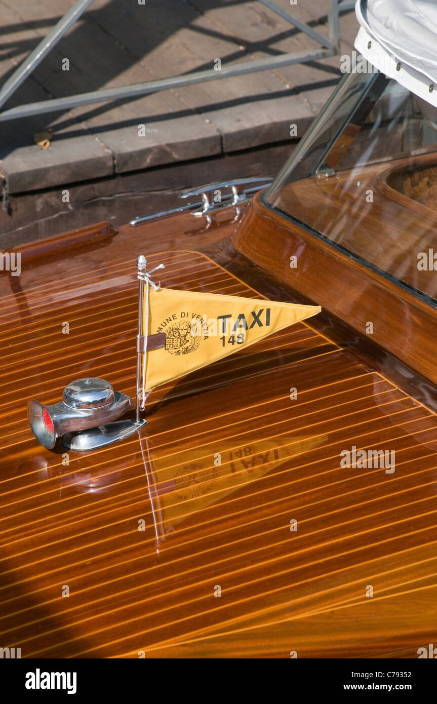 Water taxi bateau bateaux taxis italien Venise Italie canaux canal Banque D'Images