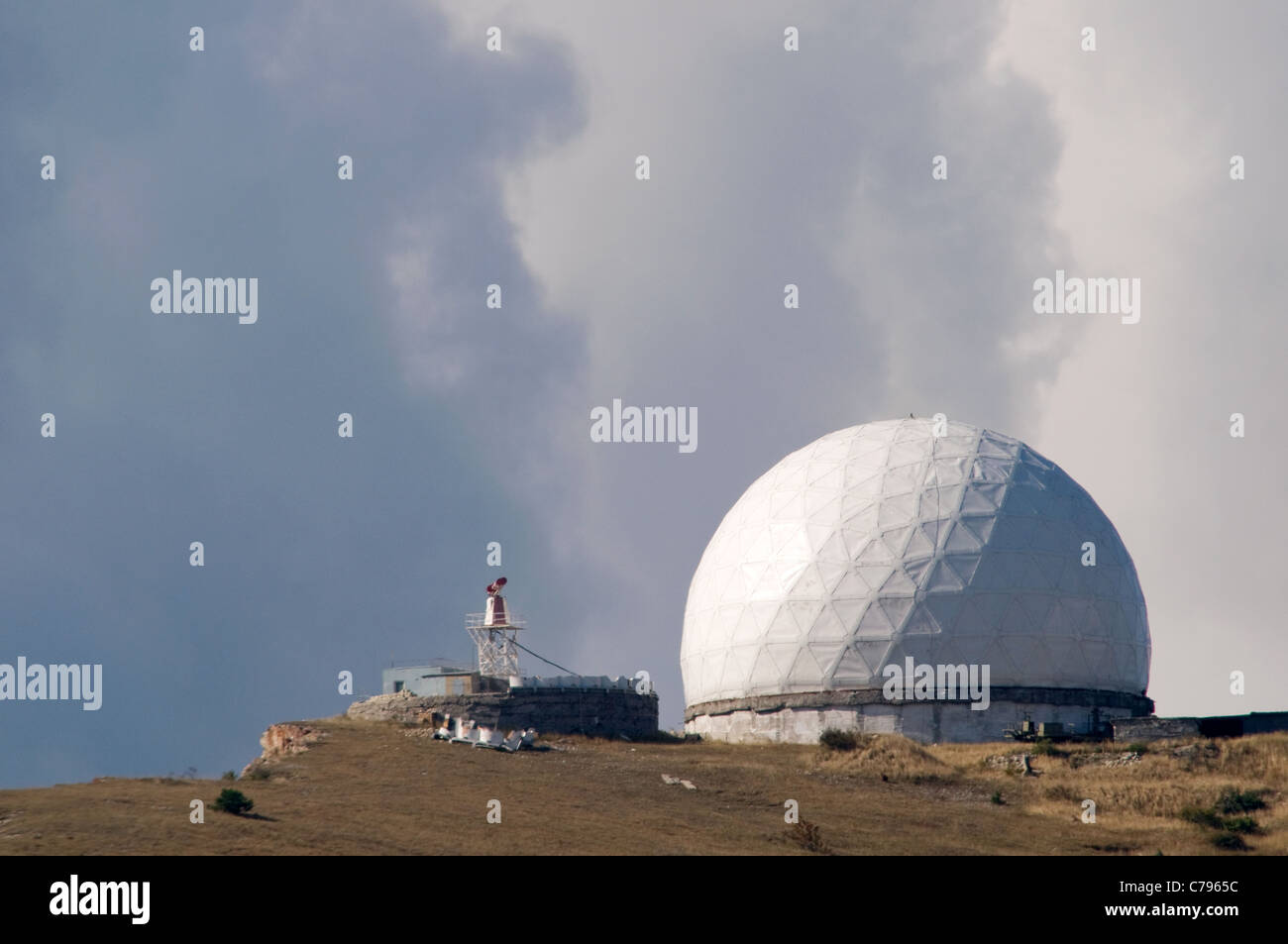 Observatoire pour la surveillance de l'espace au sommet d'une montagne Banque D'Images