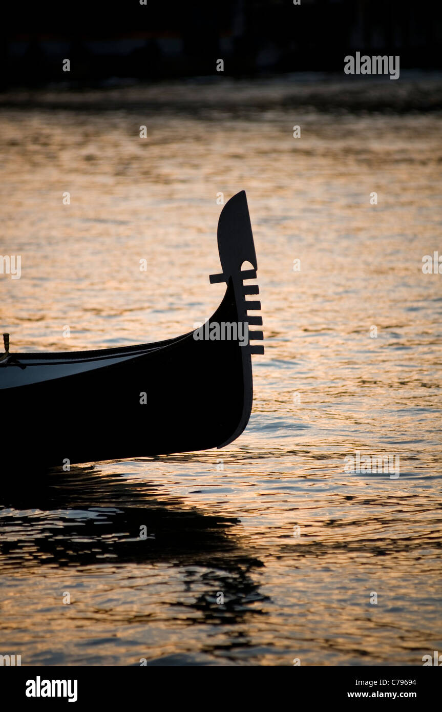 Gondole gondolier gondoles de Venise gondoliers italie italien de l'eau canaux canal coucher du soleil la lumière du soleil bateau bateaux ride rides Banque D'Images