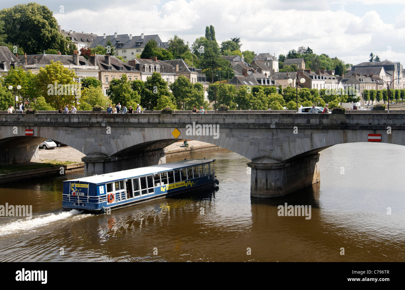 Un tour en bateau pour les touristes sur la rivière Mayenne (Mayenne, Pays de la Loire, France). Banque D'Images