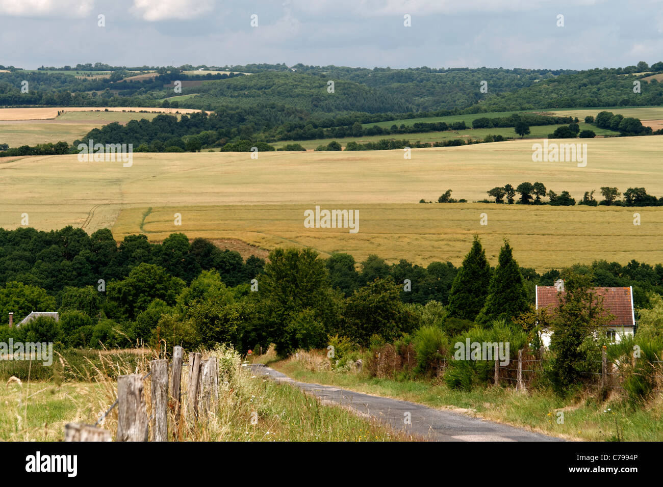 Chemin à travers la campagne dans "Suisse Normande" (Suisse Normande). Calvados, Normandie, France, Europe. Banque D'Images Chemin à travers la campagne dans "Suisse Normande" (Suisse Normande). Calvados, Normandie, France, Europe. Banque D'Images