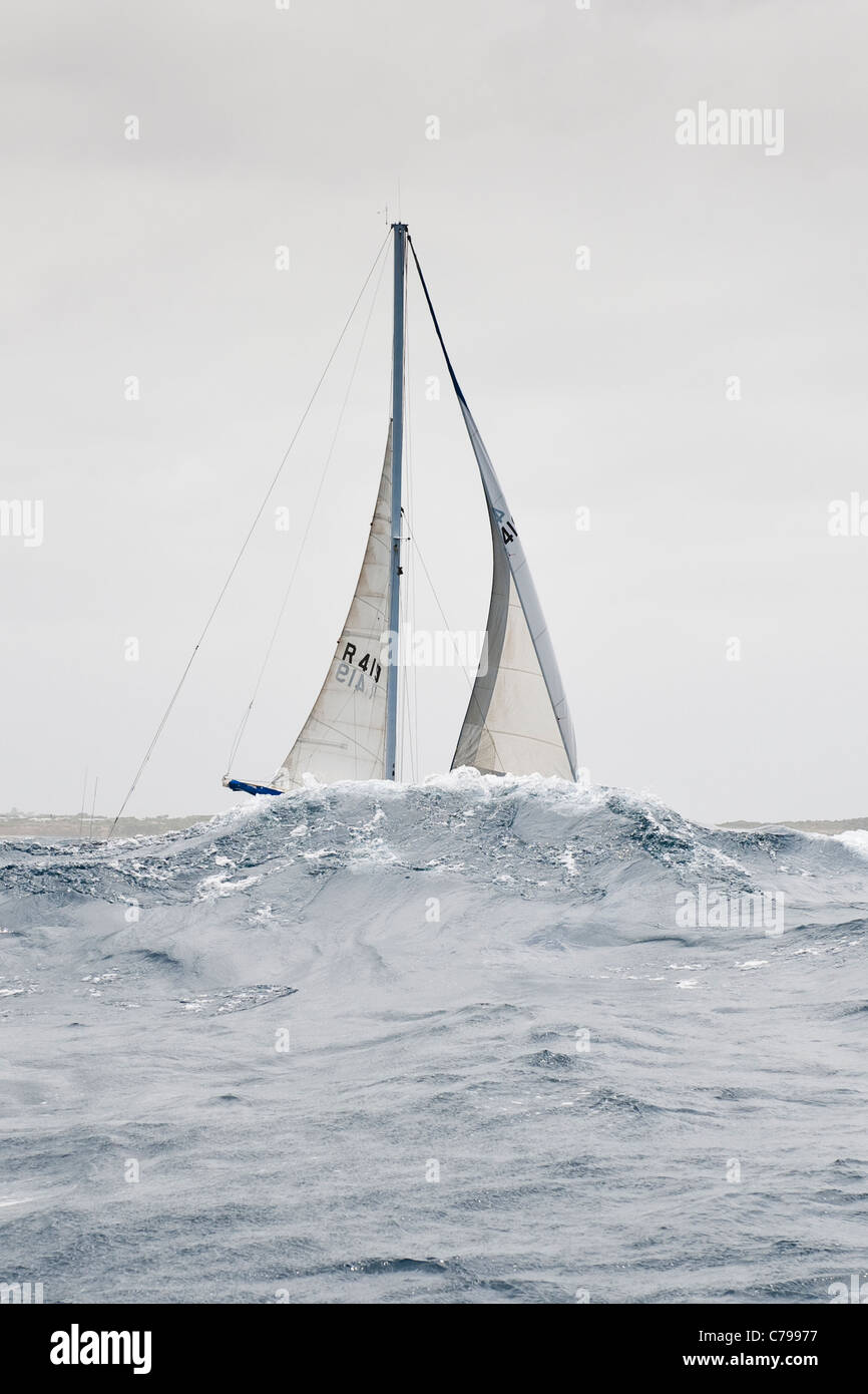 Un yacht à voile est sur le point de rencontrer grande vague. Banque D'Images