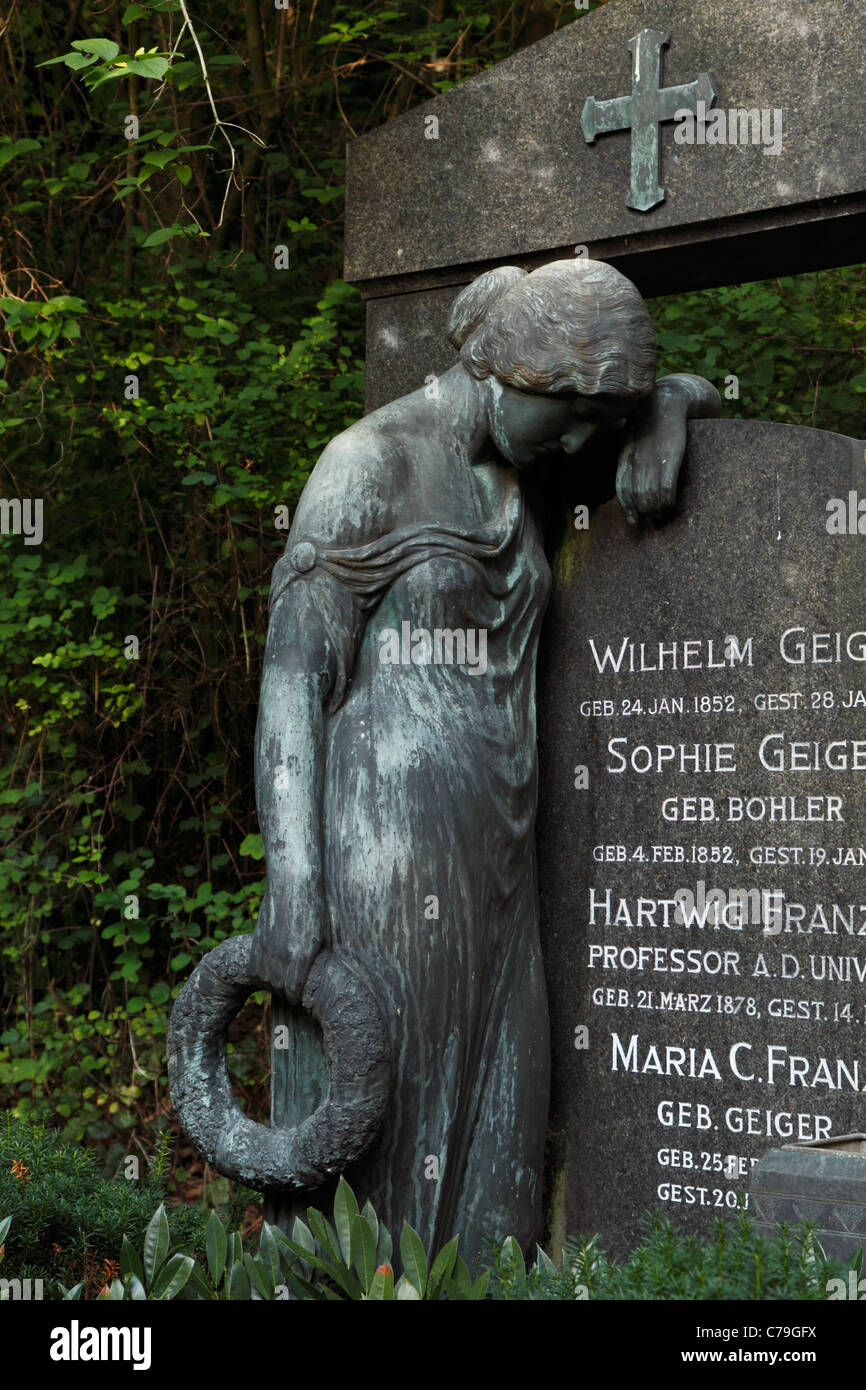 D-Heidelberg, Neckar, région Rhin-Neckar, réserve naturelle Neckartal-Odenwald, Bergstrasse, Odenwald, Bade-Wurtemberg, à l'Ameisenbuckel Bergfriedhof hill, grave, femme sculpture, femme veuve en deuil Banque D'Images