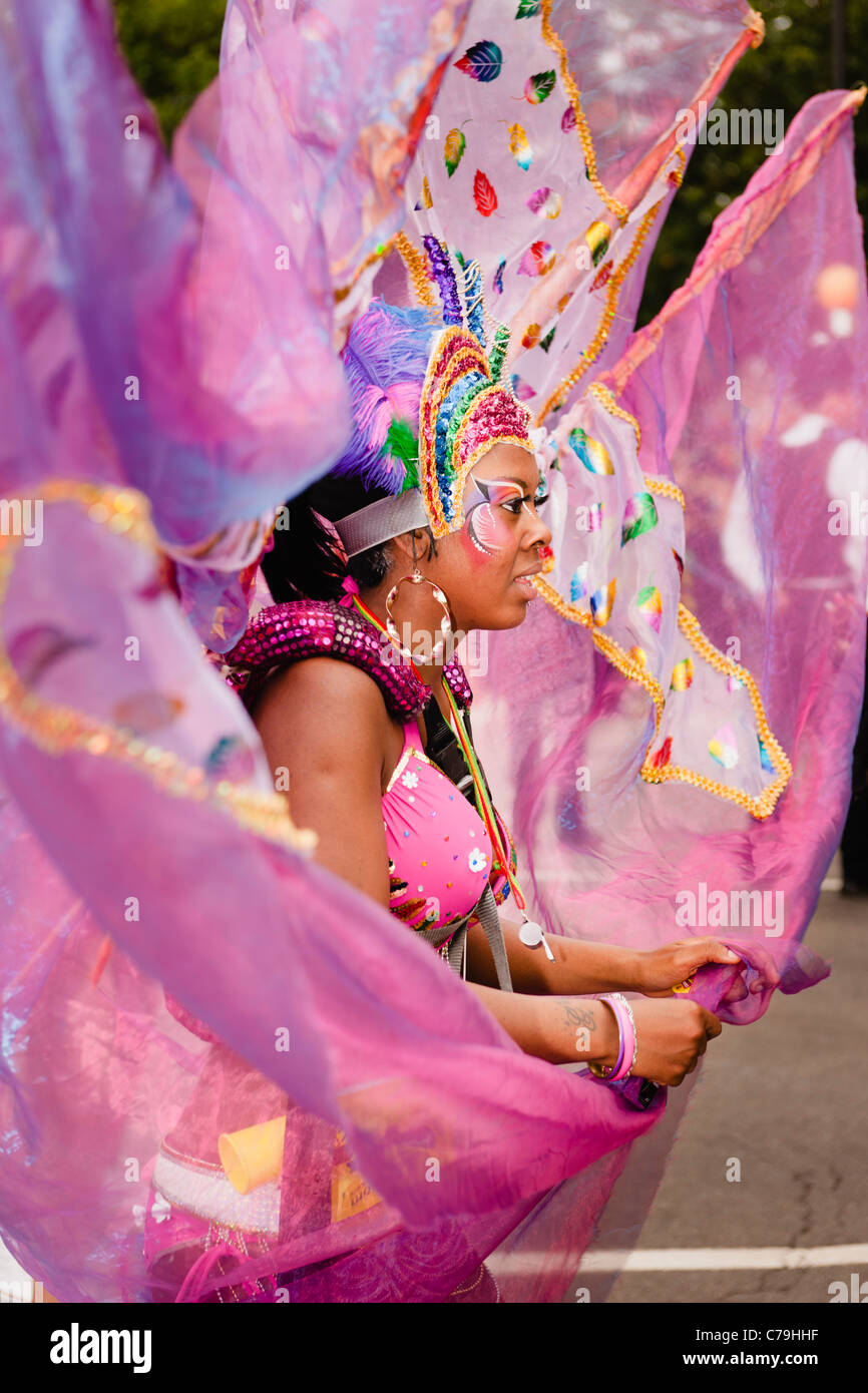 Une femme avec un costume très coloré dans le défilé de la Notting Hill  Carnival 2011 Photo Stock - Alamy