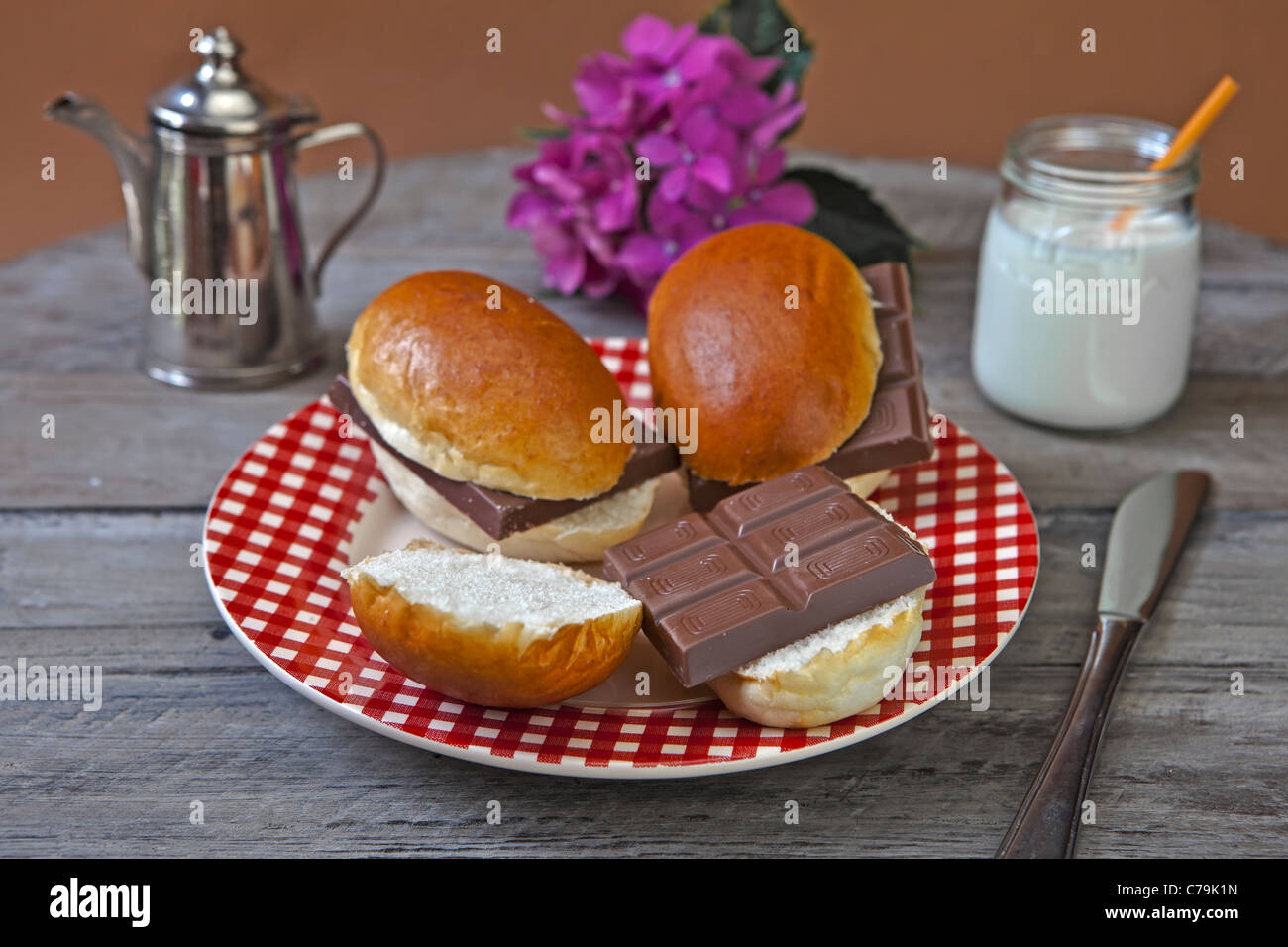 Snack-suisse typique (après-midi) - le chocolat sur un bon pain frais ou des petits pains Banque D'Images