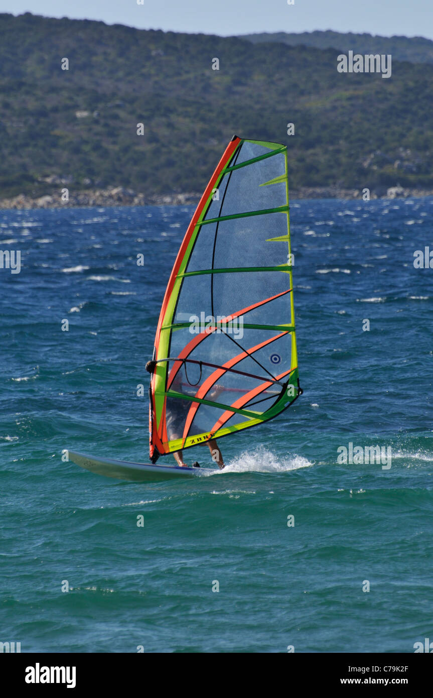 Windsurf voile à la baie de Porto Pollo et de la plage, Palau, SARDAIGNE Banque D'Images