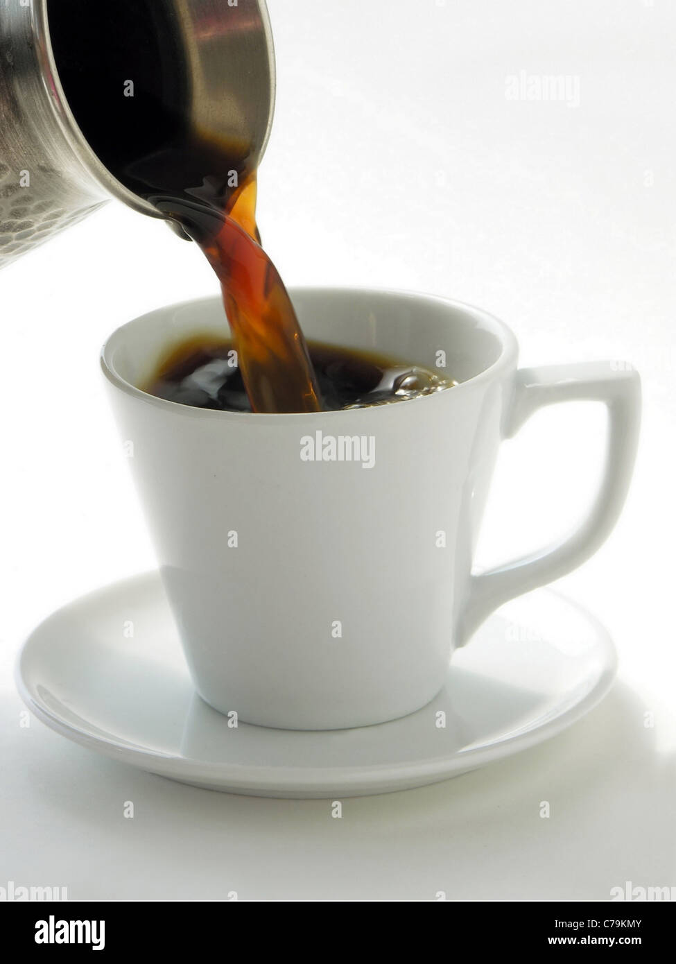 Tasse de café noir sur fond blanc Banque D'Images