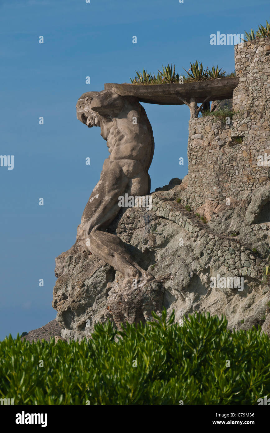 La statue géante de la figure mythologique de Neptune est situé à l'extrémité de la plage de Fegina à Monterosso al Mare. Banque D'Images