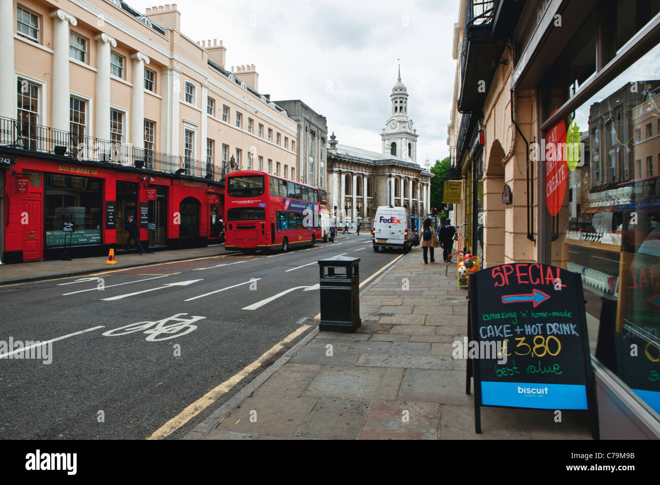 Autobus à deux étages sur rue dans Greenwich, Londres, Angleterre Banque D'Images