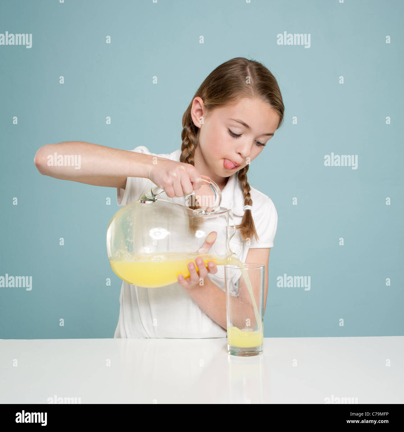 Portrait of Girl (10-11) verser la limonade Banque D'Images