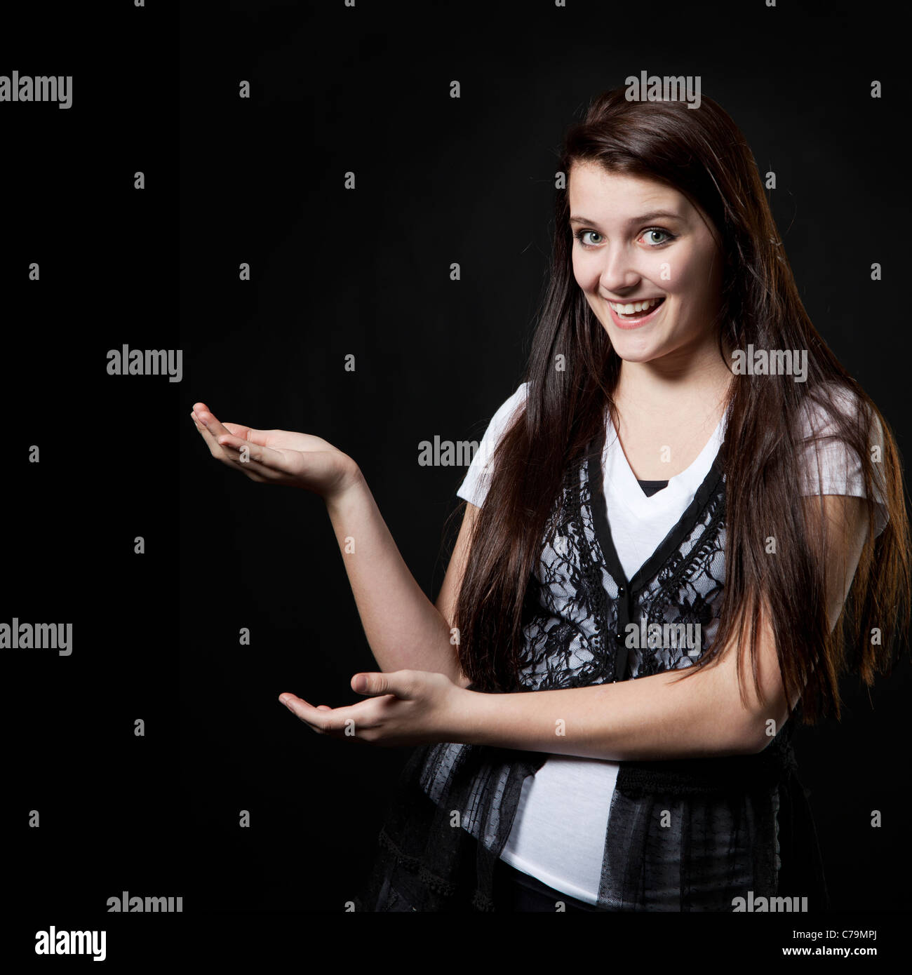 Studio portrait of teenage girl (14-15) gesturing Banque D'Images