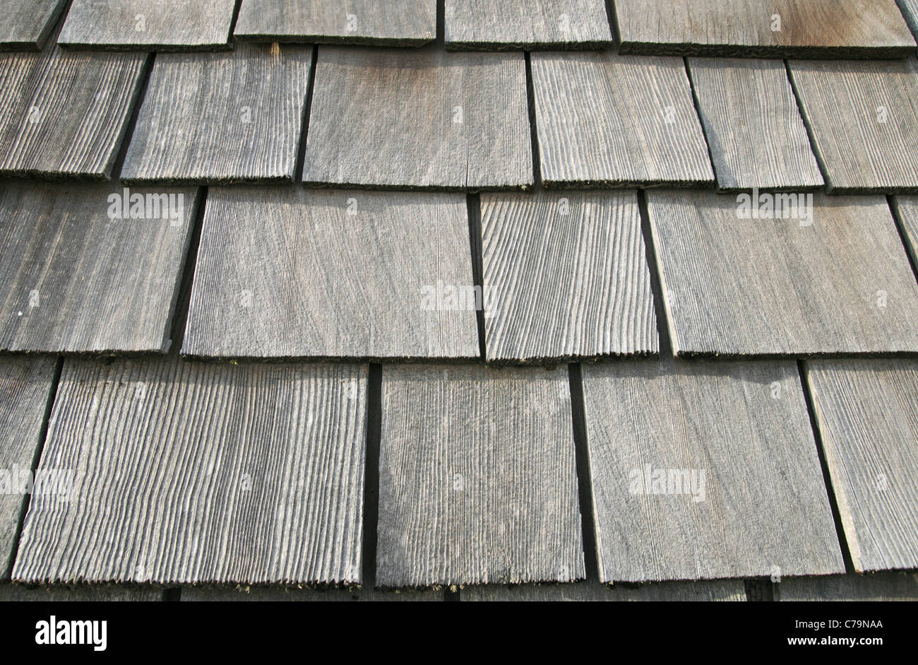 Les bardeaux de toiture en bois gris ancien sur une ancienne grange Banque D'Images