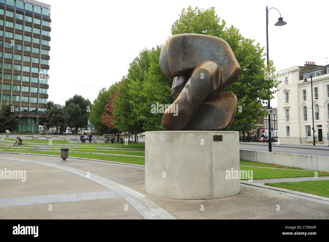 Henry Moore sculpture pièce de fermeture, Riverside Walk, Millbank Gardens, London, UK Banque D'Images