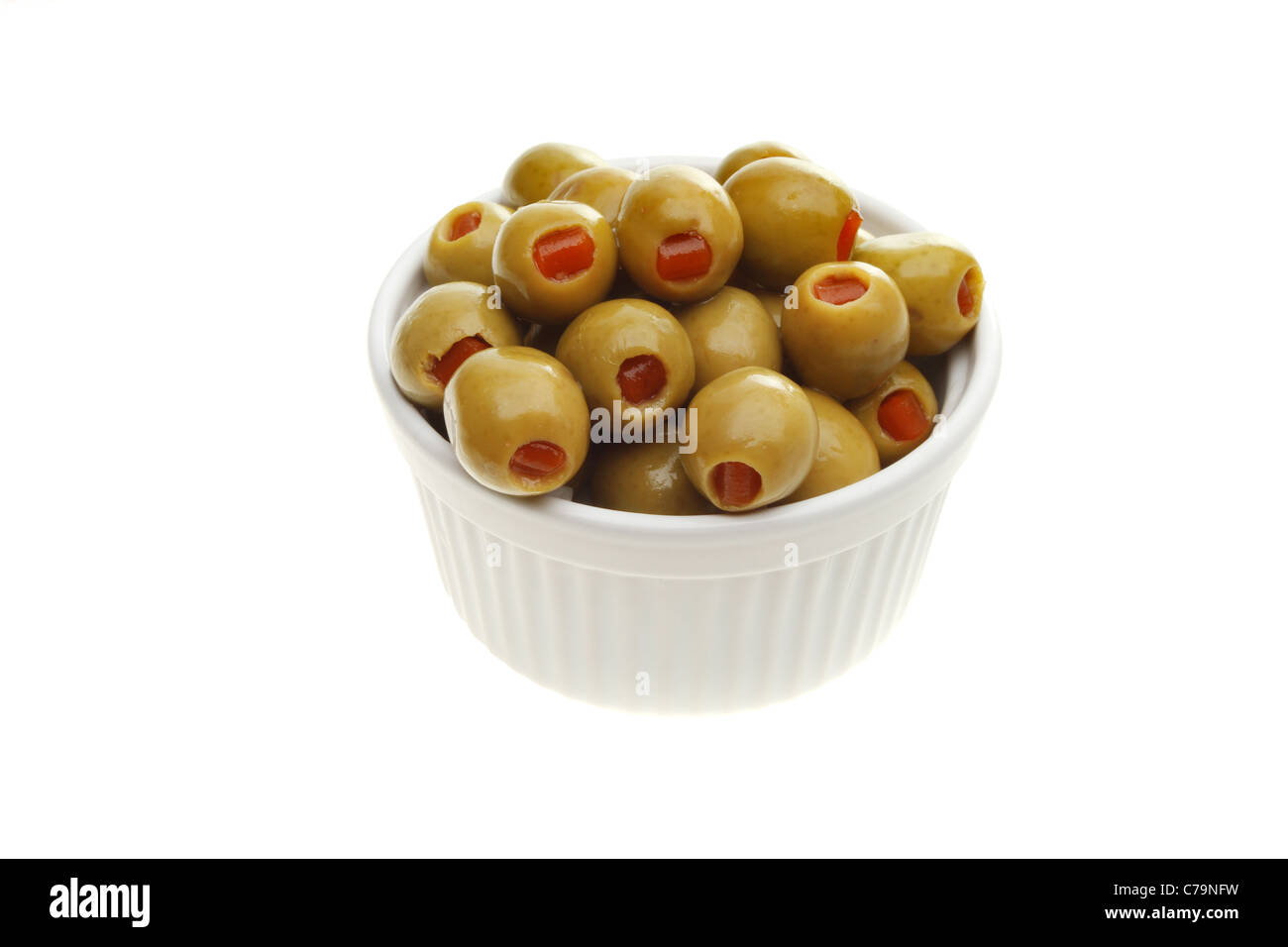 Pimento olives vertes farcies dans un ramequin isolés contre white Banque D'Images