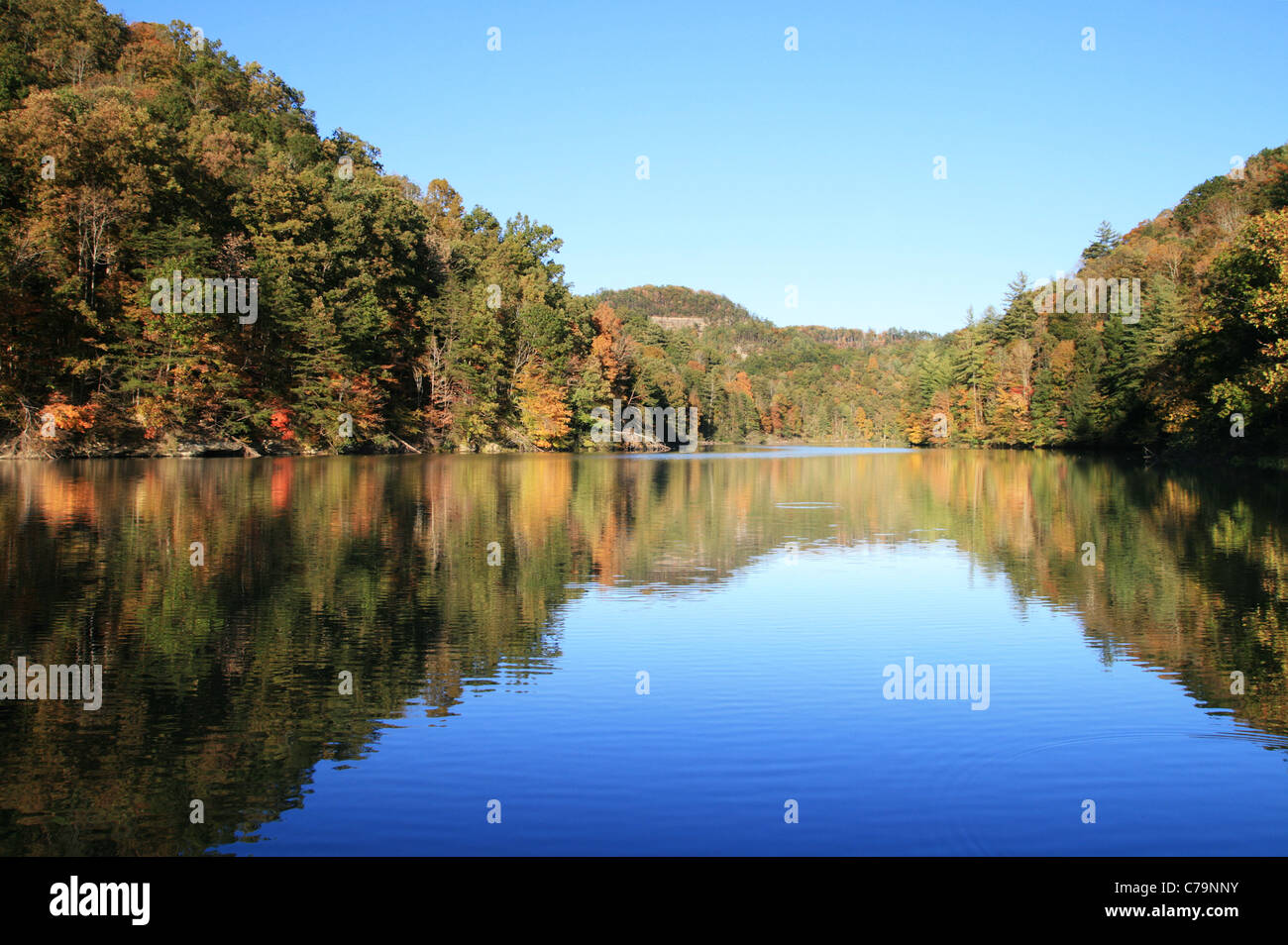 Au début de l'automne, reflet dans le lac Mill Creek, Natural Bridge State Park, Kentucky avec les feuilles commencent à changer de couleur Banque D'Images