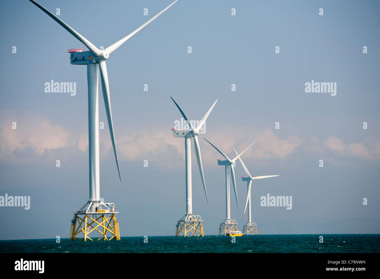 Le parc éolien offshore d'Ormonde est actuellement en construction dans la mer d'Irlande, à 10km de la route Barrow-In-Furness. Banque D'Images