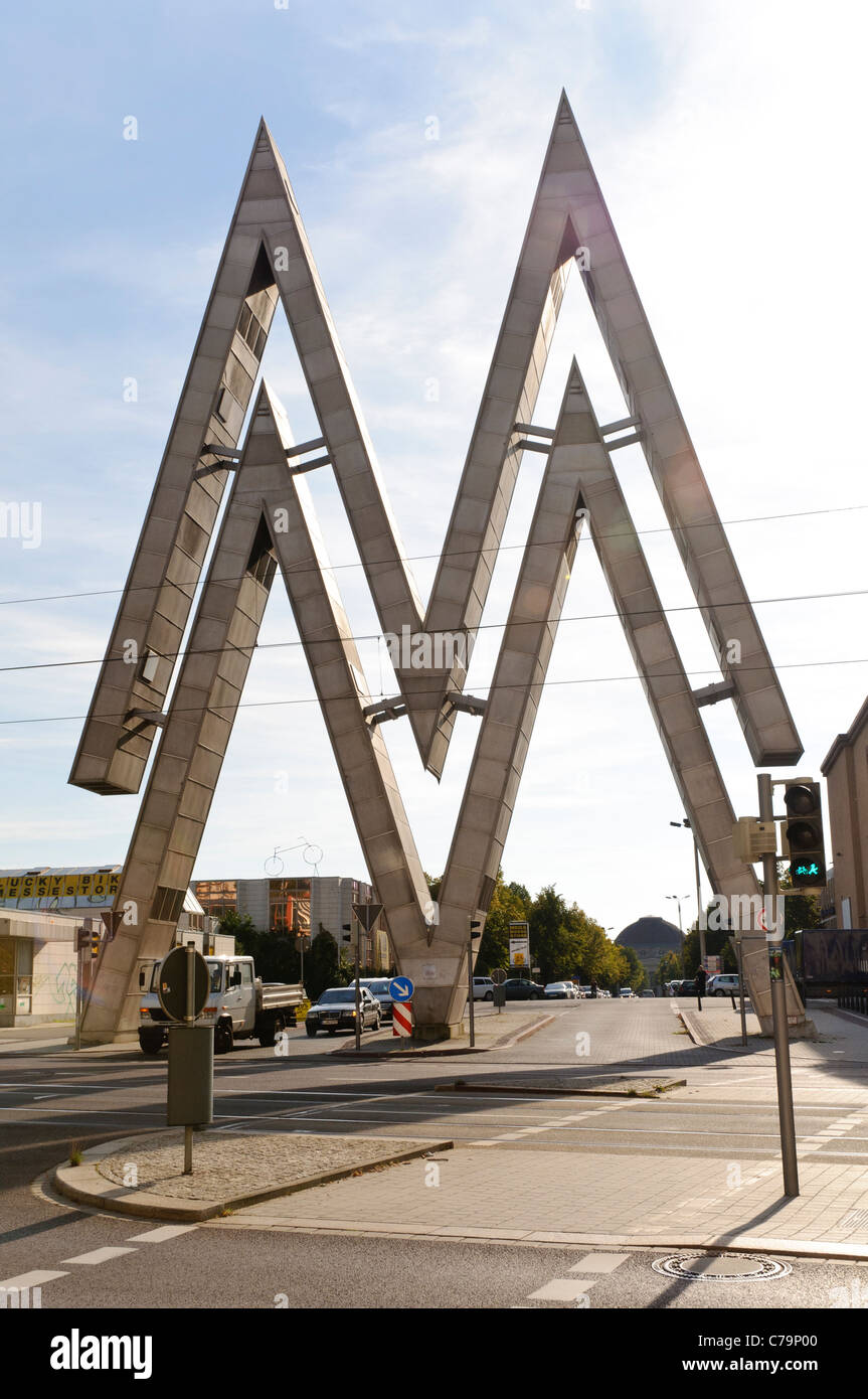 La publicité pour le logo MM échantillon de Leipzig à juste l'ancien centre des expositions, à Leipzig, Saxe, Allemagne, Europe Banque D'Images