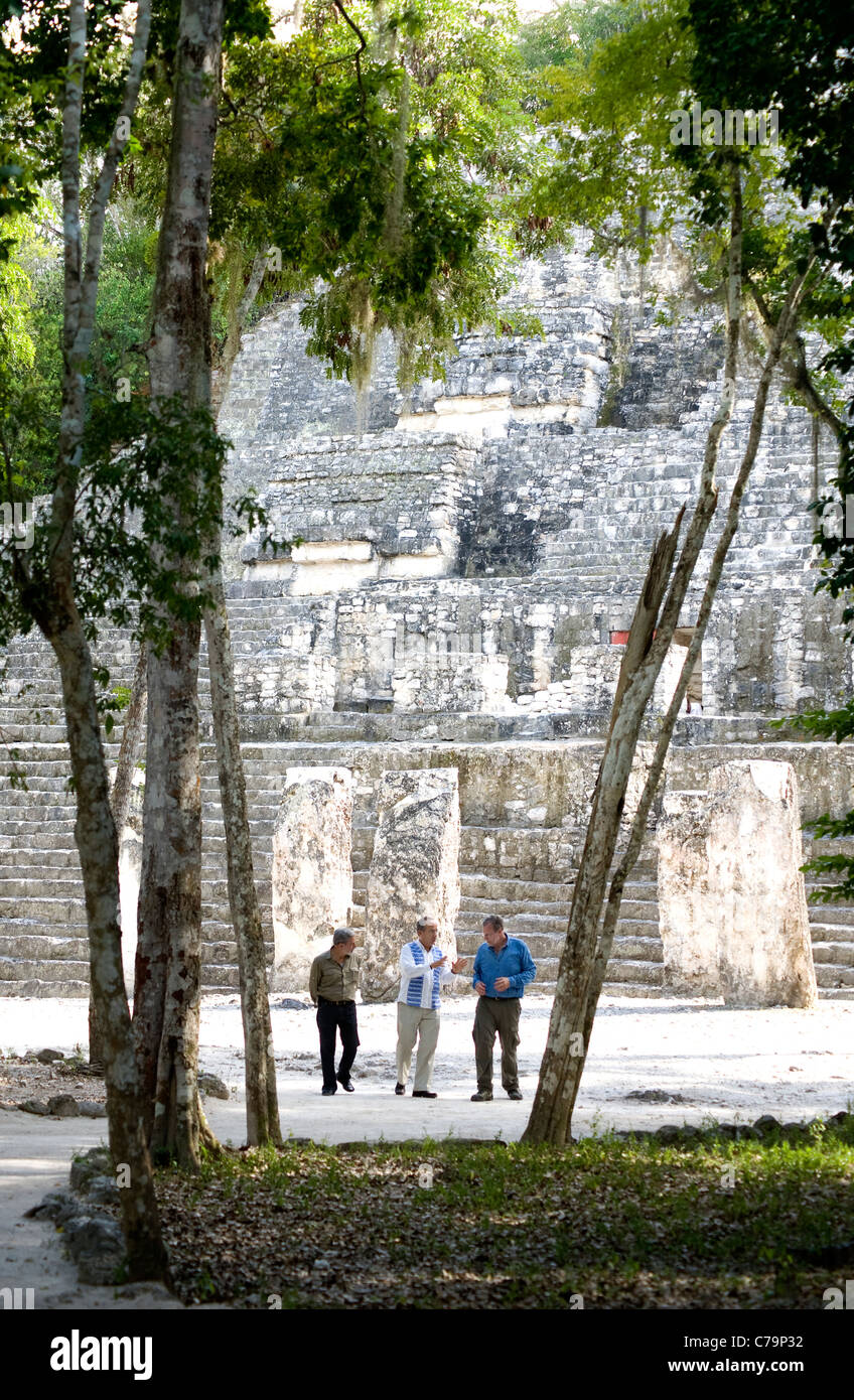 Le Président Calderon avec Peter Greenberg et guide de Calakmul dans la péninsule du Yucatan Banque D'Images