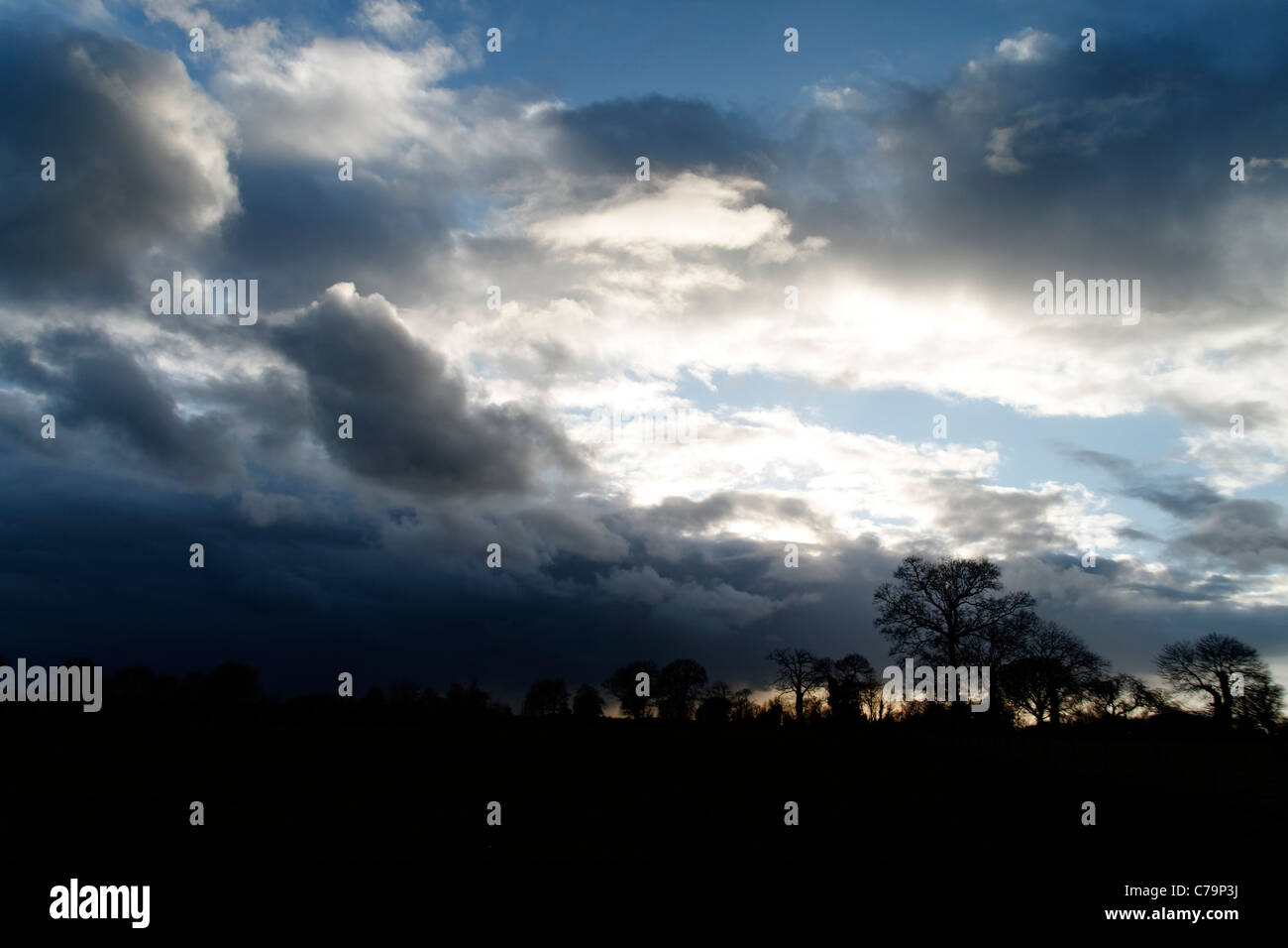 Pays paysage avec un ciel menaçant (Le Pas, au nord de Mayenne, pays del'un de la Loire, France). Banque D'Images