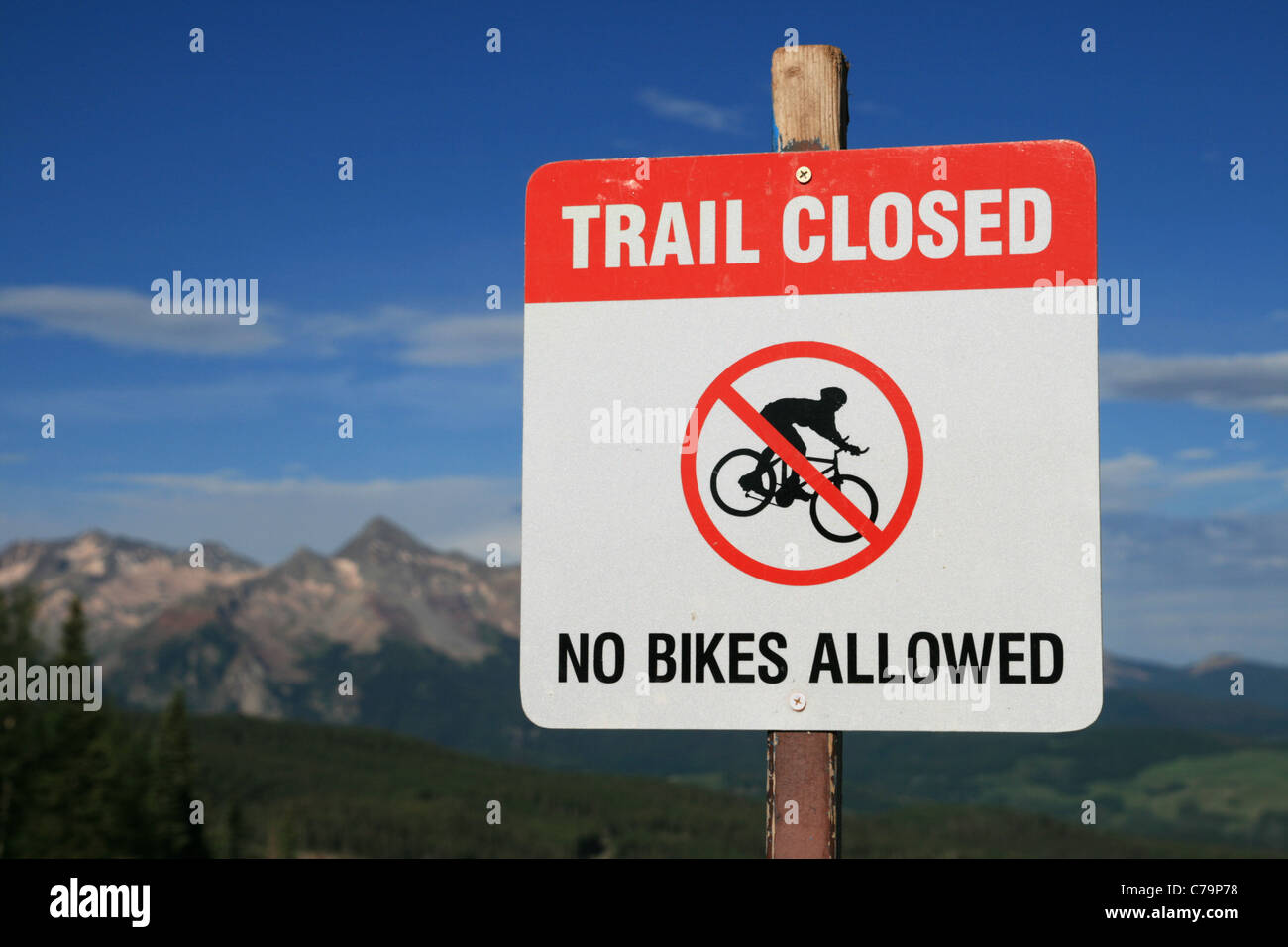Pas de fermeture de sentiers vélos autorisés signe sur un sentier en descente à Telluride, Colorado, avec l'accent de montagnes en arrière-plan Banque D'Images