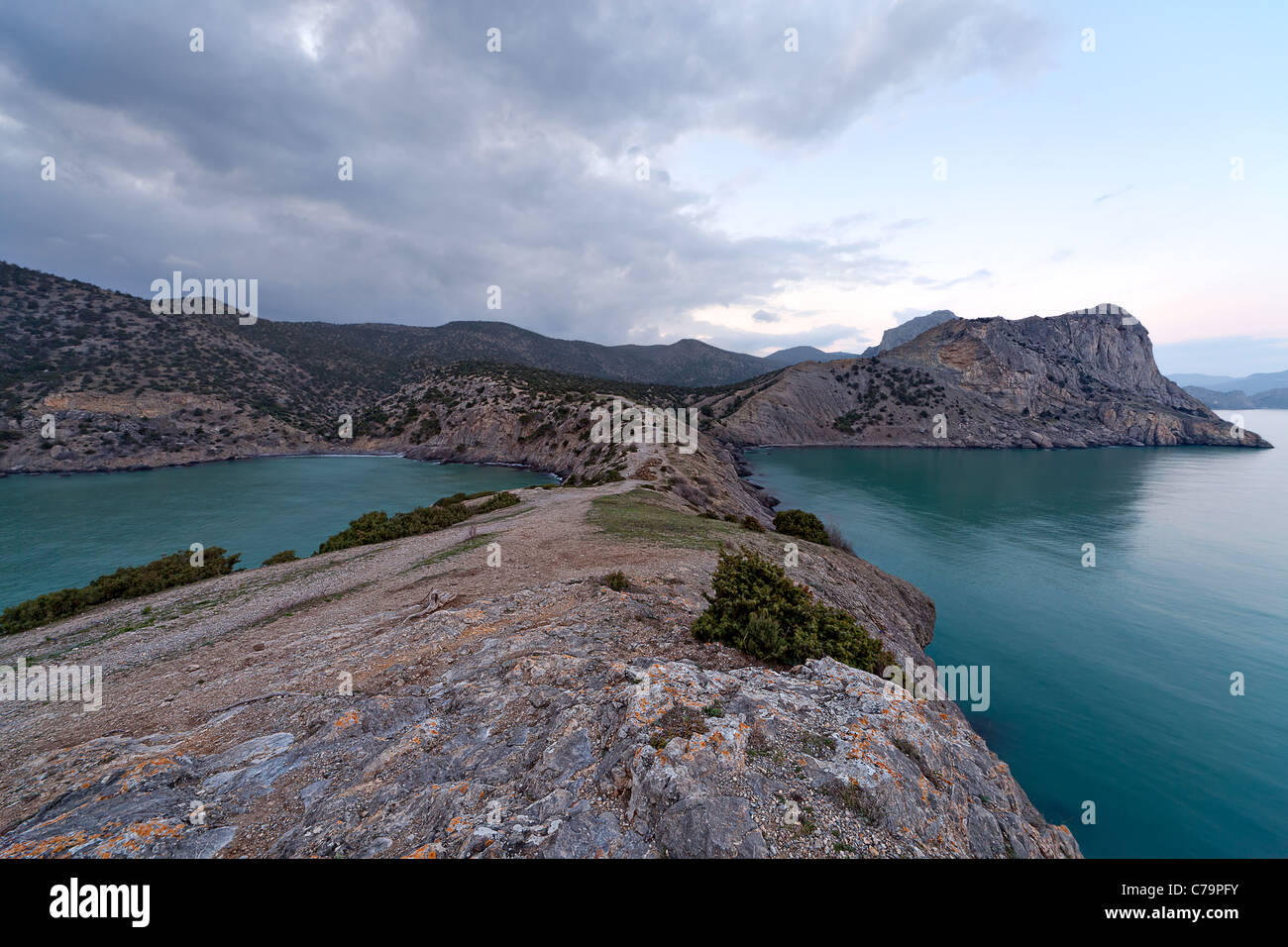 Côte rocheuse de la mer Noire. Novyi Svet. La Crimée. L'Ukraine Banque D'Images