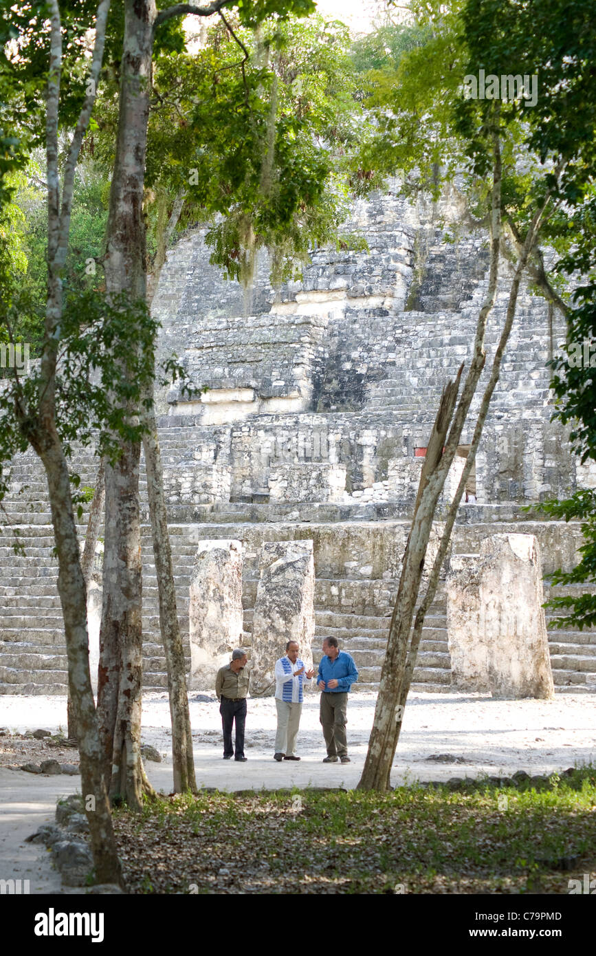 Le Président Calderon avec Peter Greenberg et guide de Calakmul dans la péninsule du Yucatan Banque D'Images