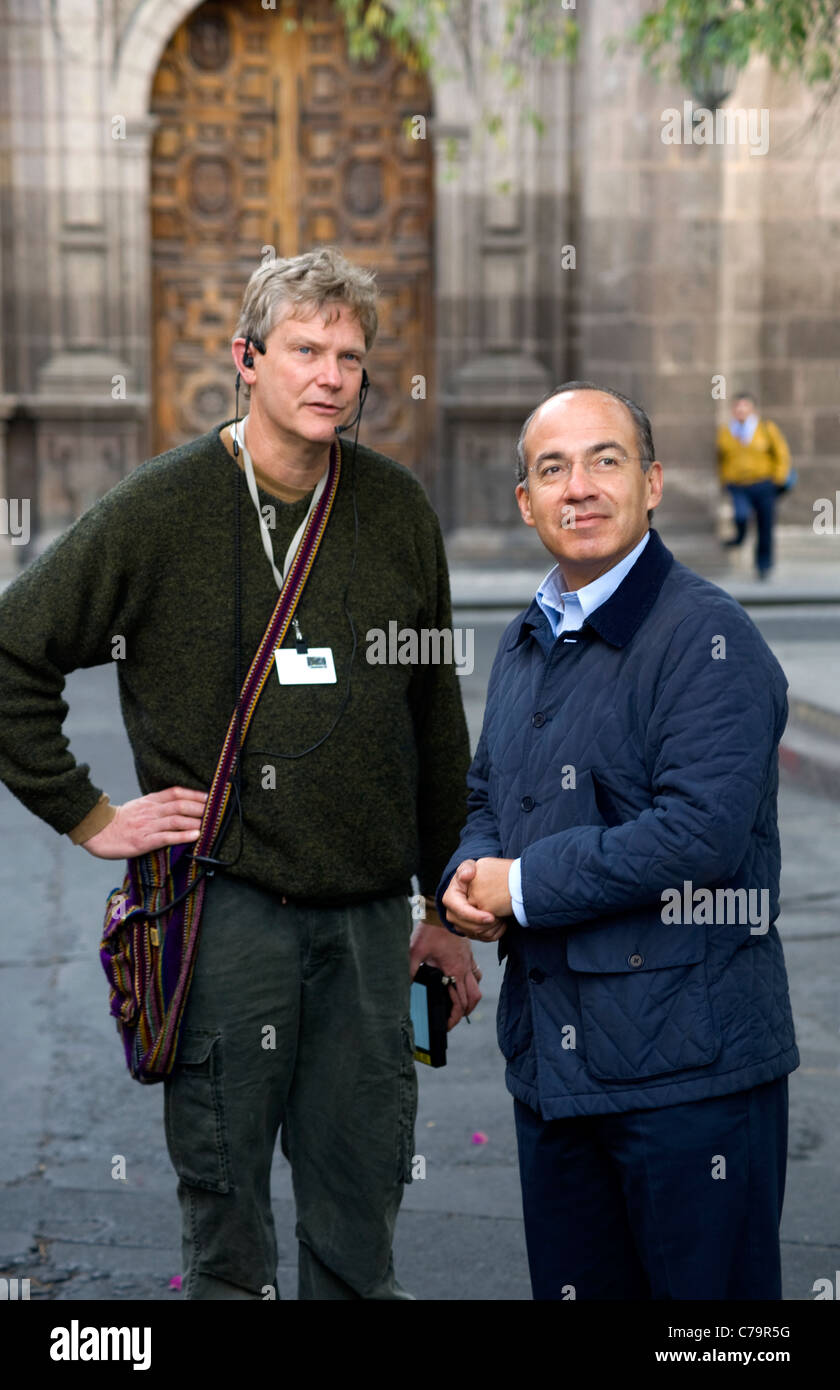 Réalisateur John Feist avec le Président Felipe Calderon à Morelia, Mexique Banque D'Images