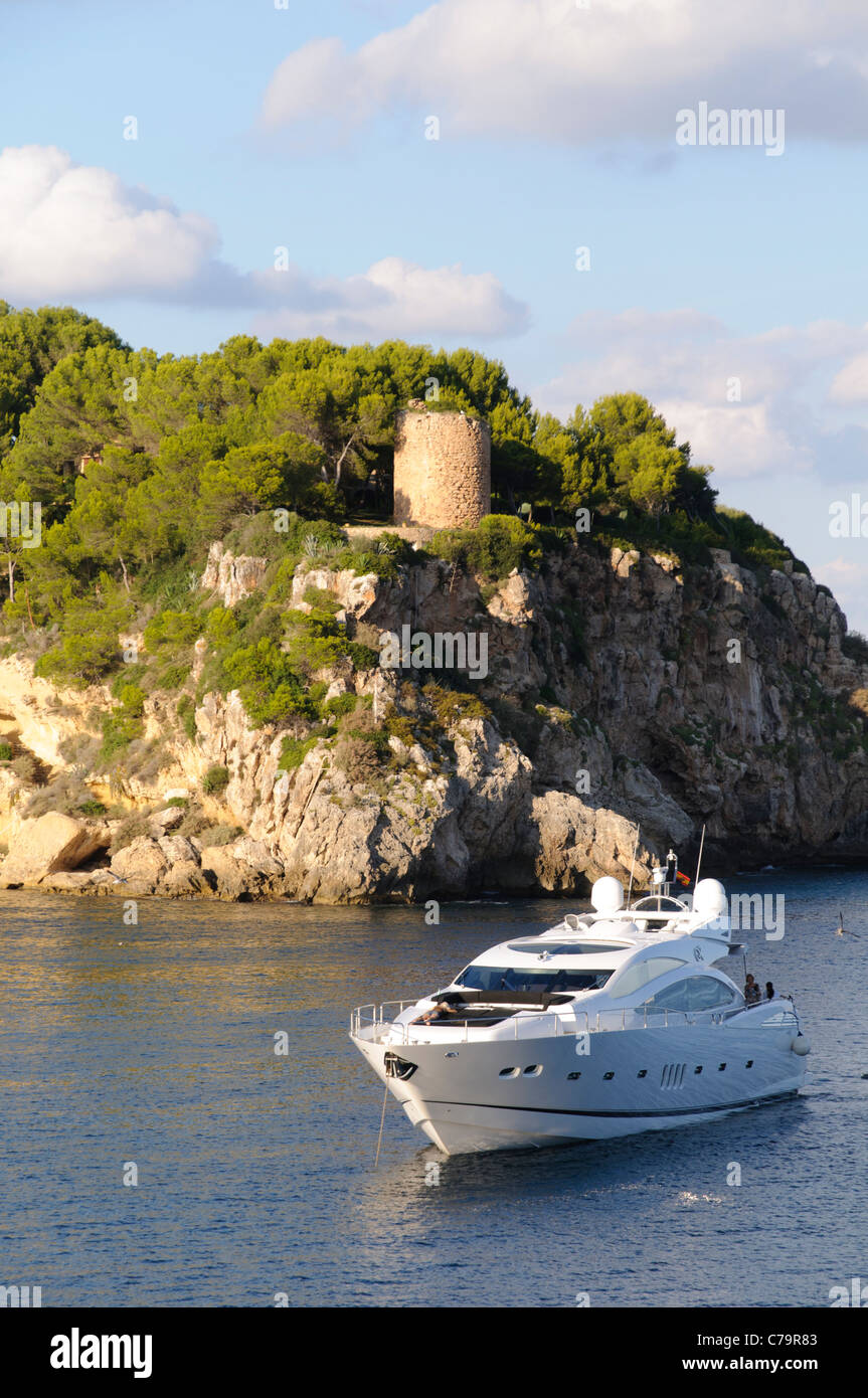 Yacht à moteur dans la baie à trois doigts, Cala Portals Vells, Cala Mago,  Sa Caleta, Majorque, Îles Baléares, Espagne, Europe Photo Stock - Alamy