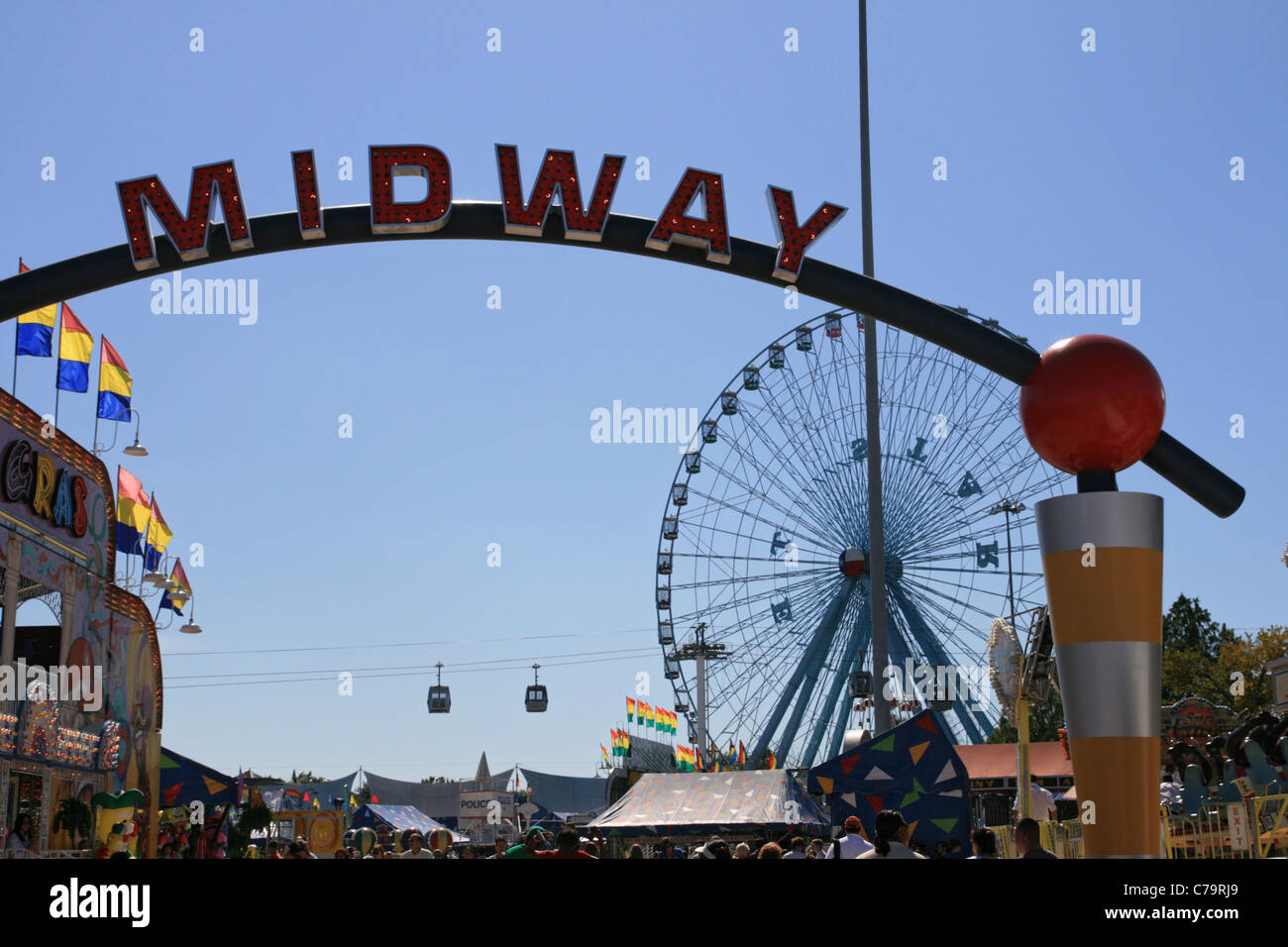 Midway signe et grande roue au lointain texas state fair à Dallas Banque D'Images