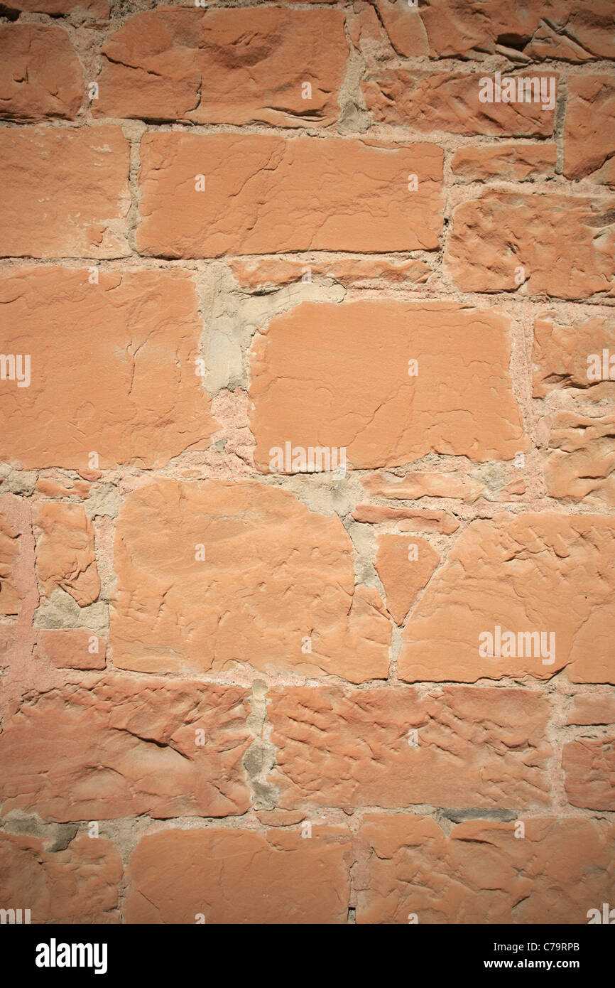 Vignetted vieux mur de grès rouge verticale Banque D'Images