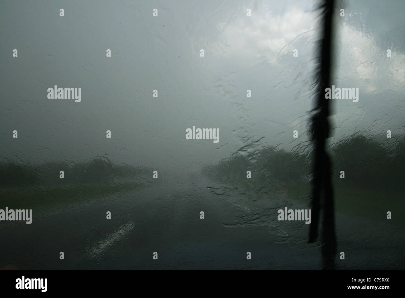 Balai d'essuie-glace pare-brise avec des pluies torrentielles en poussant à travers cette tempête d'elle mais encore très faible visibilité Banque D'Images