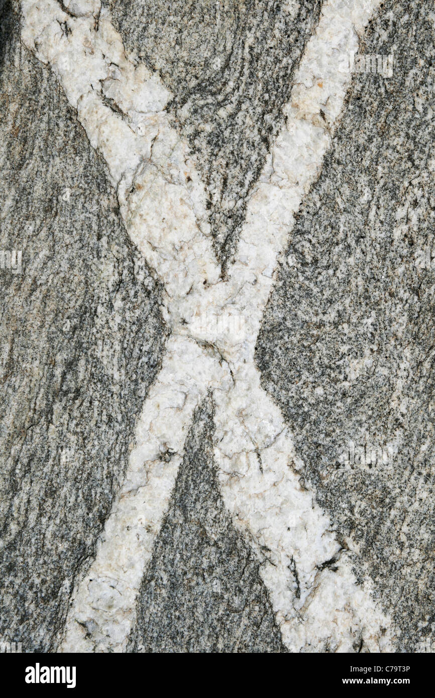 Vertical image passage de veines rock dans une forme x Banque D'Images