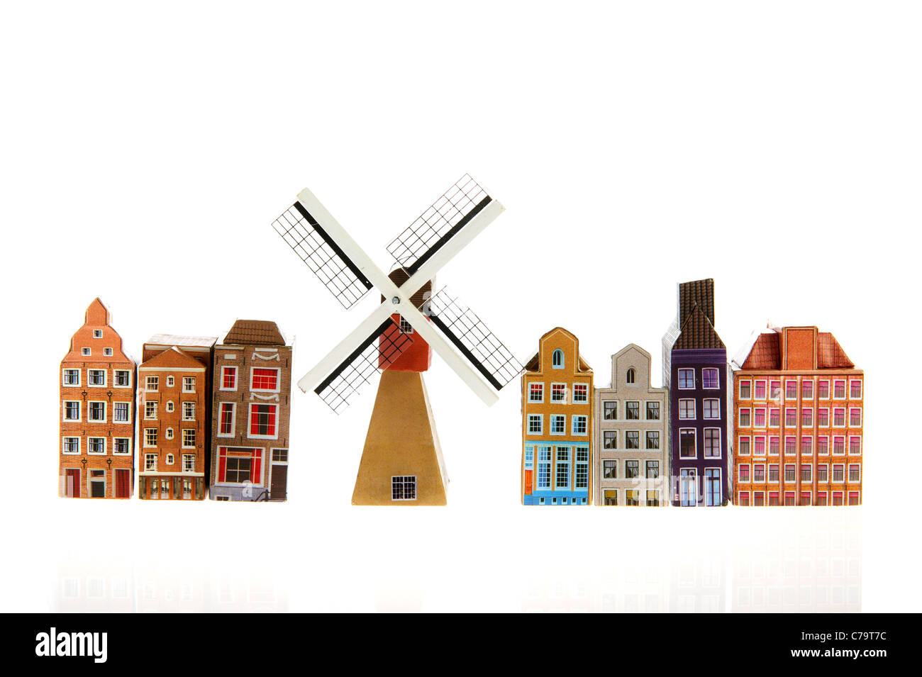 Village typiquement hollandais avec moulin isolé sur fond blanc Banque D'Images