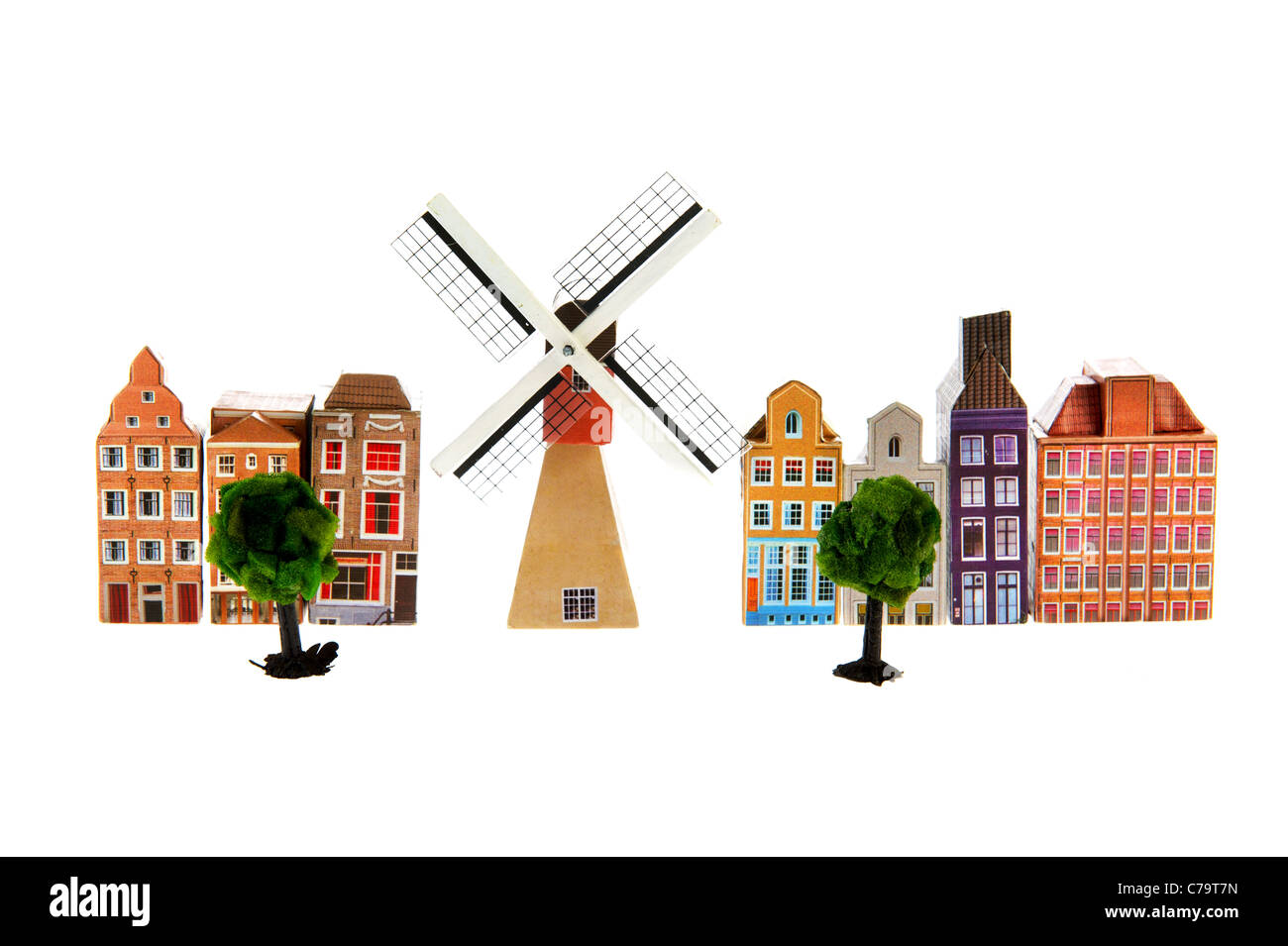 Village typiquement hollandais avec moulin isolé sur fond blanc Banque D'Images