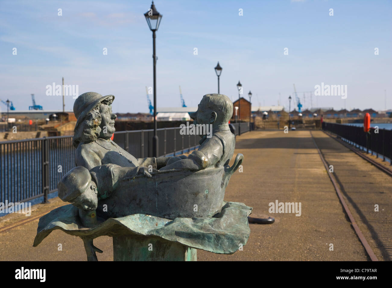 Femme sur l'océan vague par Graham Ibbeson, Mount Stuart, Docks, la baie de Cardiff, Cardiff, Pays de Galles, Royaume-Uni, Marseille Banque D'Images