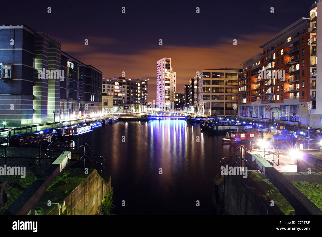 Clarence Dock à Londres la nuit Banque D'Images