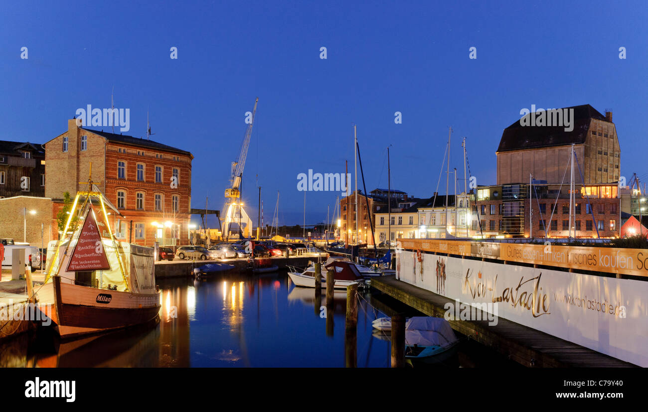 Des bateaux, de l'humeur du soir dans le port, de la mer Baltique, Stralsund, Mecklembourg-Poméranie-Occidentale, Allemagne, Europe Banque D'Images