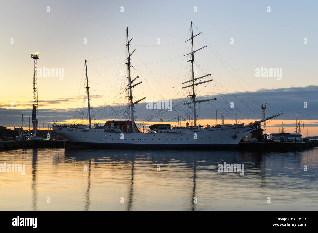 Gorch Fock au coucher du soleil, un trois-mâts barque, voile de bateau, ancien navire de formation, qui est maintenant un bateau musée, Stralsund, Allemagne Banque D'Images