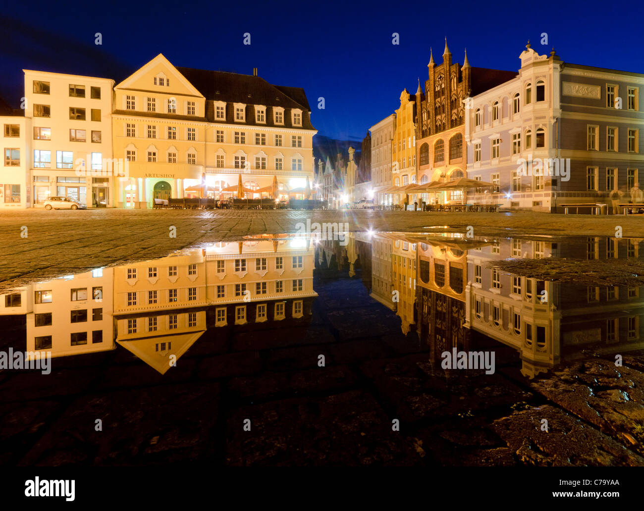 Place du vieux marché reflété dans une flaque d'eau la nuit, de la mer Baltique, Stralsund, Mecklembourg-Poméranie-Occidentale, Allemagne, Europe Banque D'Images