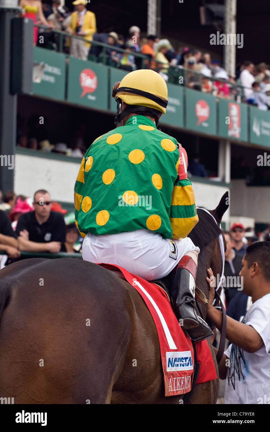 John Velazquez sur Aikenite après avoir remporté le Churchill Downs Enjeux sur Derby Day à Louisville (Kentucky) Banque D'Images