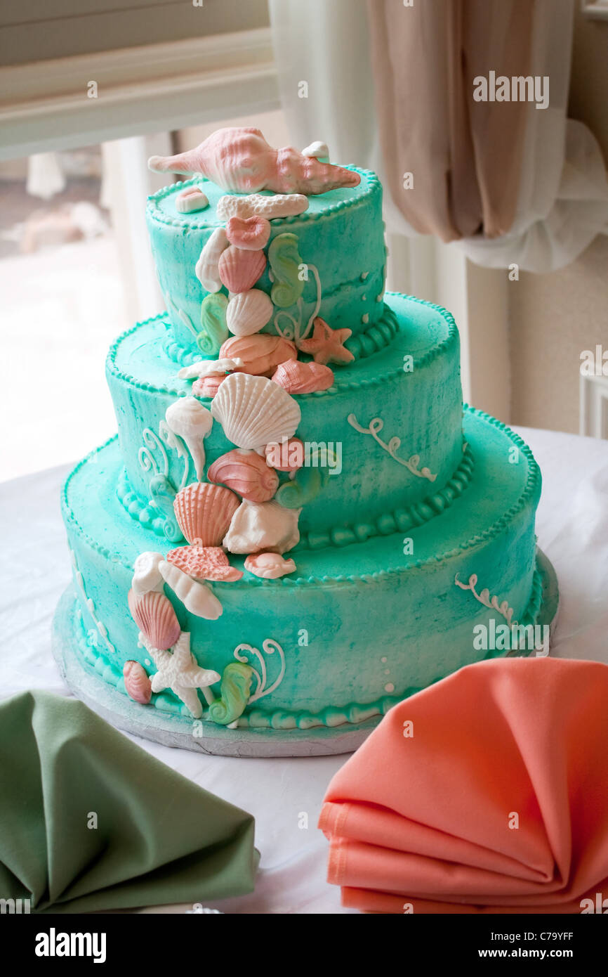 Un gâteau de mariage sur le thème de la plage bleue avec trois niveaux. Banque D'Images