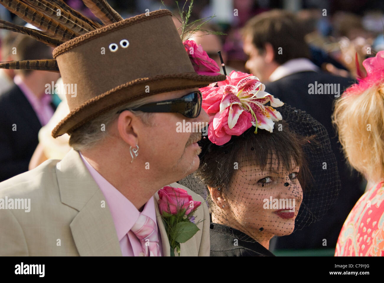 L'homme et de la femme dans fantaisie chapeaux à Churchill Downs sur Oaks  Day à Louisville (Kentucky Photo Stock - Alamy