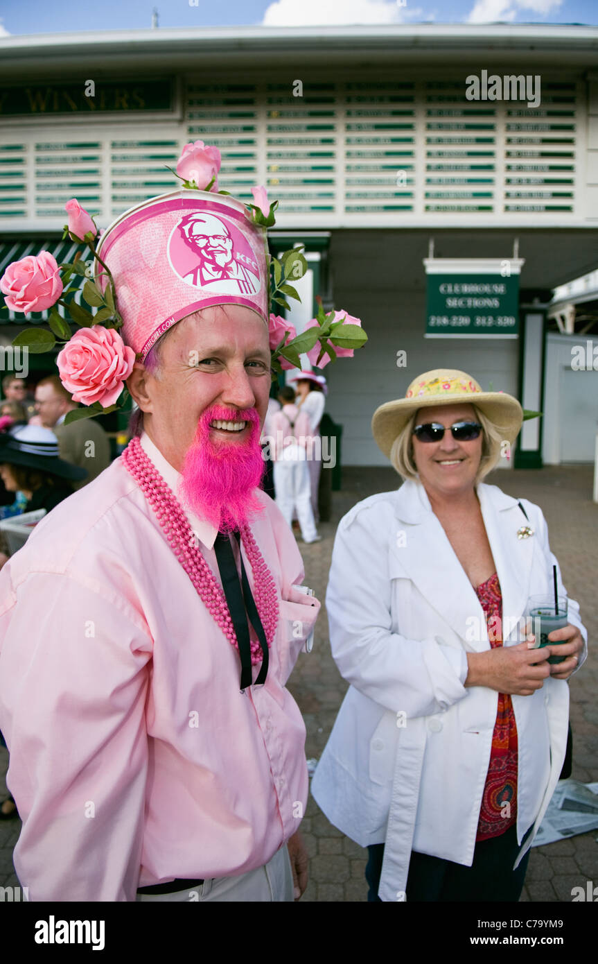 L'homme à chapeau rose et barbiche à Churchill Downs sur Oaks Day à  Louisville (Kentucky Photo Stock - Alamy