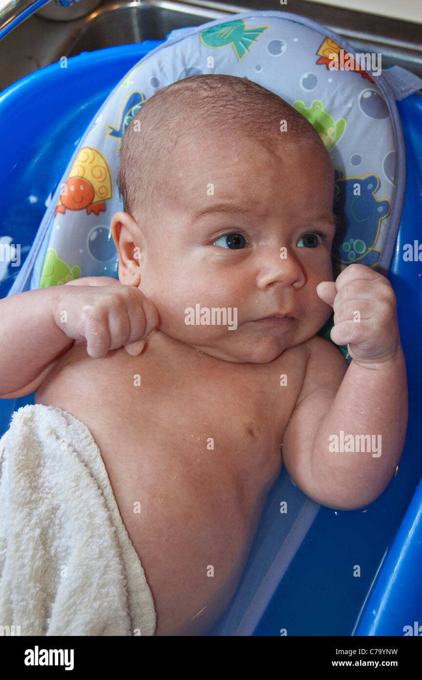 Bebe Garcon 2 Mois Baignoire Geting Photo Stock Alamy Bebe Garcon 2 Mois Baignoire Geting Photo Stock Alamy