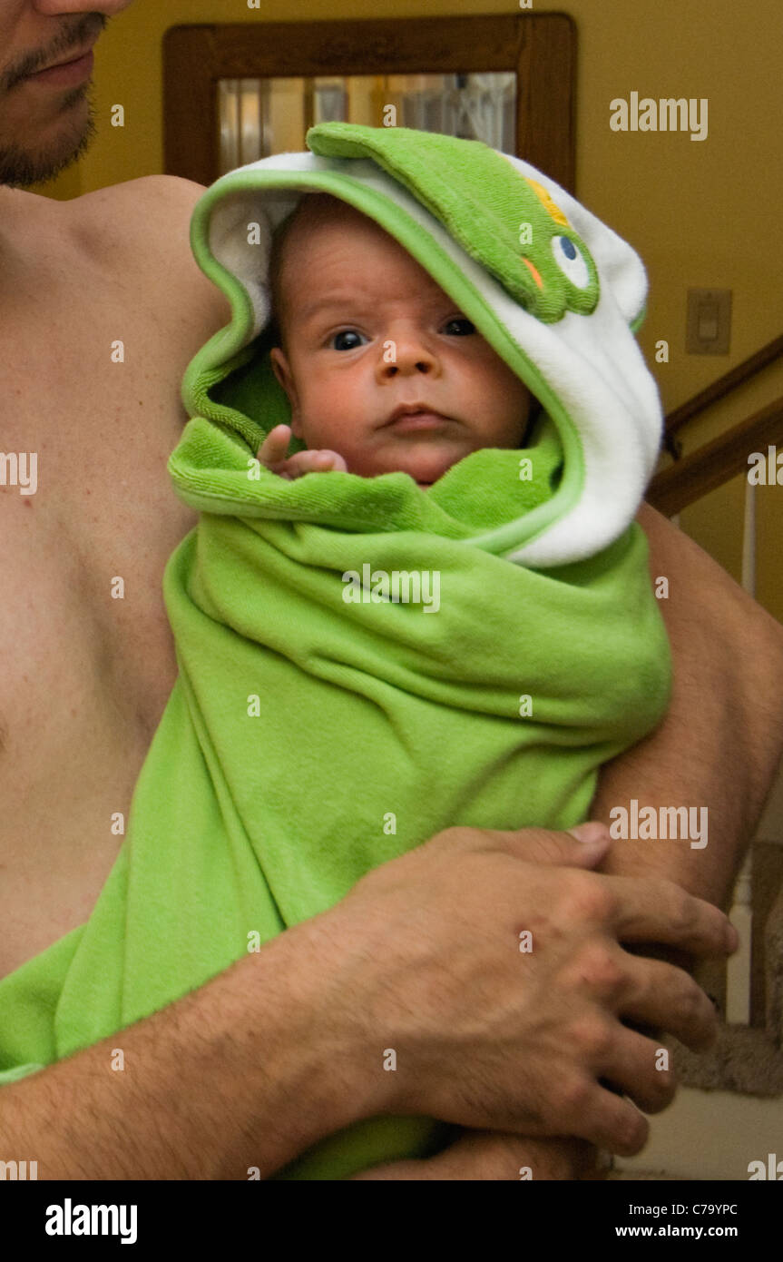 Pere Tenant Deux Mois Bebe Garcon Enveloppe Dans La Serviette Apres Le Bain De Bebe Photo Stock Alamy