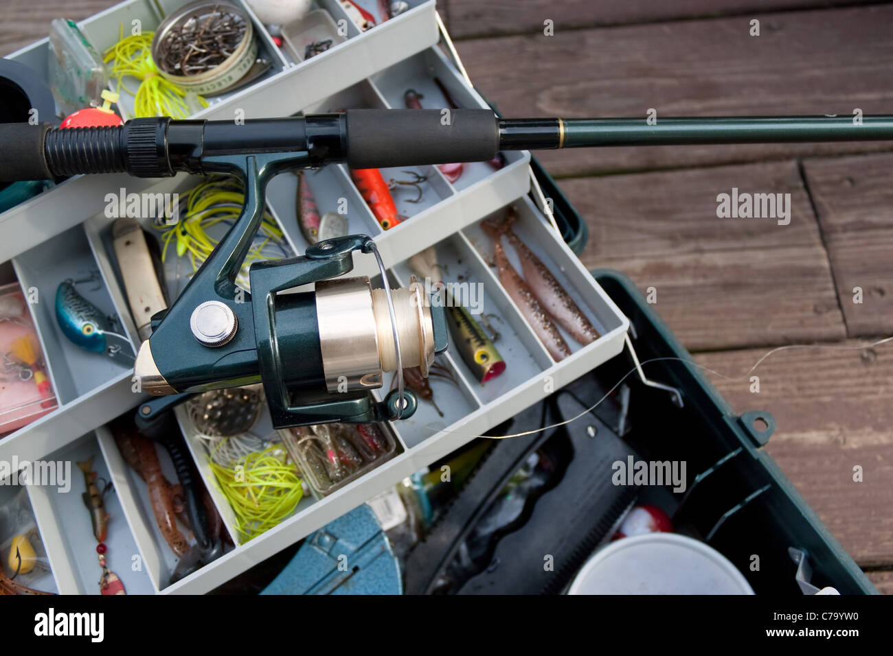 Une rod moulinet et des articles fort rempli de leurres et d'appâts prêts pour le début de saison de pêche. Banque D'Images